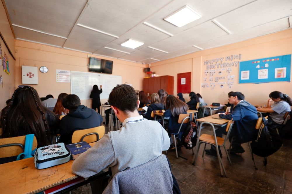 En Chile hay más de 900 establecimientos de educación técnico profesional, los cuales ofrecen una alternativa de preparación para el mundo del trabajo, para la especialización y la actualización en diversos sectores que la economía requiere. 